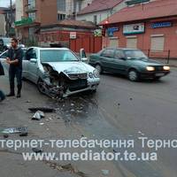Ні дня без ДТП: на “Східному” мерседес врізався в автобус