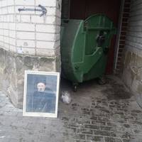 У Тернополі хтось поставив біля смітника портрет Тараса Шевченка (фото)