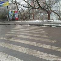 На тротуарах в Тернополі - скло. Будьте обережні