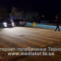 У Тернополі на пішохідному збили хлопця. У дитини переломи руки та ніг (Фото)