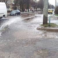 У Тернополі через аварію утворилась річка