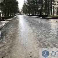 Старий парк у Тернополі перетворився на ковзанку. Фото