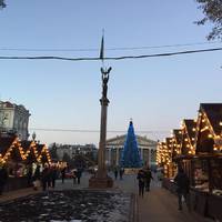 Останні приготування: на Театральному майдані у тестовому режимі запалили головну ялинку. Фото