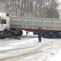 У Кременці розвернуло вантажівку поперек вулиці