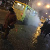 На зупинці у центрі Тернополя загорілась маршрутка. ФОТО