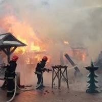 У центрі Львова вибухнув будиночок на Різдвяному ярмарку. Є постраждалі. ВІДЕО