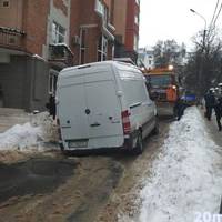 Посеред Тернополя автобус провалився під землю