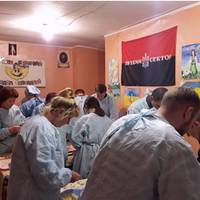 Тернопільські господині уже четвертий рік ліплять вареники для захисників