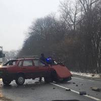 Жахливе ДТП біля Озерної: один автомобіль вилетів у кювет, а інший зігнуло наче бляшанку. Відео, фото