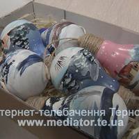 Тернопільська майстриня створює новорічні іграшки з перегорілих лампочок (Відео)