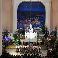Тернополяни йдуть цілими родинами до різдвяної шопки рекордної величини