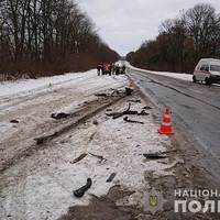 Аварія на Тернопільщині: водія почало заносити і він заїхав у вантажівку. Фото