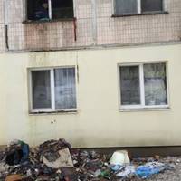 Тернополяни скаржаться на сусідку, яка влаштувала з квартири смітник