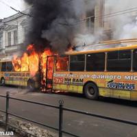 У центрі Тернополя горів тролейбус. ВІДЕО
