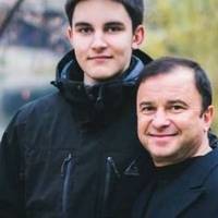 Вашими молитвами і Божою волею стрімко йде на поправку – Віктор Павлик про хворобу сина