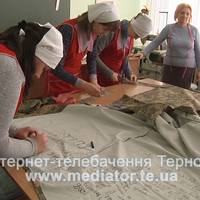 Тернопільські студенти шиють одяг бійцям з віршами (Відео)