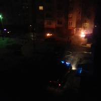В ніч на 23 лютого у Тернополі в дворі житлового будинку на вул. Вишнівецького, 12 згоріло два автомобілі (ВІДЕО, ФОТО)