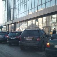 Ні пройти, ні проїхати: припарковані автівки і будівельне сміття заважають руху транспорту біля Центрального ринку