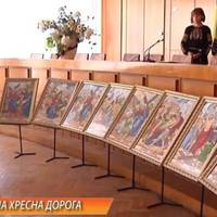 Священик з Тернопільщини п`ять років вишивав ночами Хресну дорогу