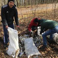 Закиданий сміттям весняний Кутківецько-Пронятинський ліс - тернополяни жахнулись та вийшли прибирати