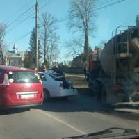 У Тернополі таксі не розминулося з бетоновозом (Фото)