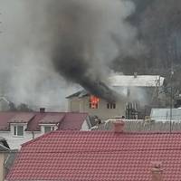 Місто в диму: у Теребовлі горить житловий будинок (Фото)