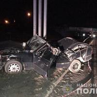 У Тернополі Mercedes врізався в рекламний щит. Дружина кермувальника загинула