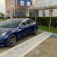 Перша офіційна європейська Tesla Model 3 в Україні попрямувала до Тернополя