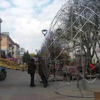 У центрі Тернополя встановлюють гігантське яйце та кролика