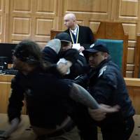 Колишній співмешканець тату-майстрині накинувся на Андрія Горбатюка під час судового засідання. ВІДЕО