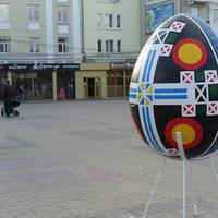У центрі Тернополя можна побачити писанки у зріст людини