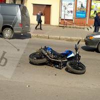 У Кременці мотоцикліст збив вагітну жінку з дитиною. ФОТО