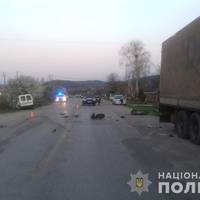 На Кременечинні не розминулися автомобіль і скутер. Водійка двоколісного загинула. Фото