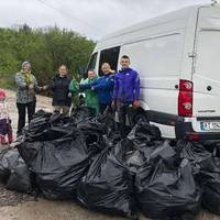 Видатний український спортсмен разом з дружиною і донькою поприбирав ліс на своїй батьківщині (фото)