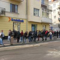 Біля відділень польських банків у Тернополі – шалені черги