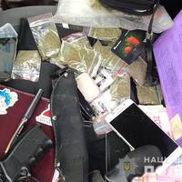 Наркобізнес в Тернополі: 4 хлопців і жінка продавали наркотики. Поліція розшукує і їх клієнтів (ФОТО)