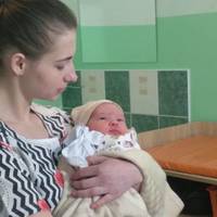 Дівчинці, яку залишили у 