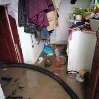 Через негоду на Тернопільщині з затоплених подвір’їв викачують воду (Фото)