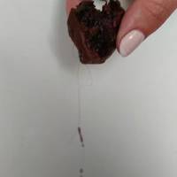 Тернополянка купила улюблені цукерки з волоссям