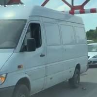 На Гаївському мості застряг бус, бо не зміг проїхати через висотний обмежувач (ФОТО)