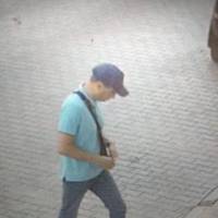 Тернополян просять допомогти впізнати чоловіка, який обікрав квартиру на 