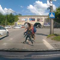 У Тернополі поліцейські не пропустили пішоходів (відео)