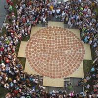 У Чорткові спекли найбільшу піцу в Україні (Фото з висоти пташиного польоту)