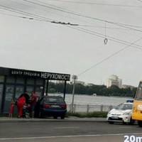 У Тернополі автомобіль без водія протаранив кіоск на зупинці. ФОТО