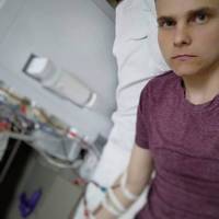 На Тернопільщині юнак, якому необхідна пересадка нирок, просить про допомогу