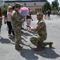 У Тернополі під час шикування військовослужбовець освідчився своїй коханій (ФОТО)