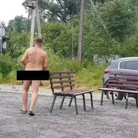 Тернополянин скаржиться на нудиста, який купається у громадському місці