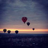 У Тернополі вдосвіта в небо піднялися повітряні кулі (фото, відео)