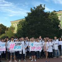 Тернопільські студенти-медики вийшли на пікет проти важкого екзамену
