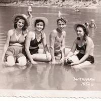 В яких купальниках красувалися на пляжі мешканці Тернопільщини в минулому столітті